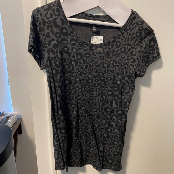 H&M Gray leopard print t shirt - Picture 1 of 5